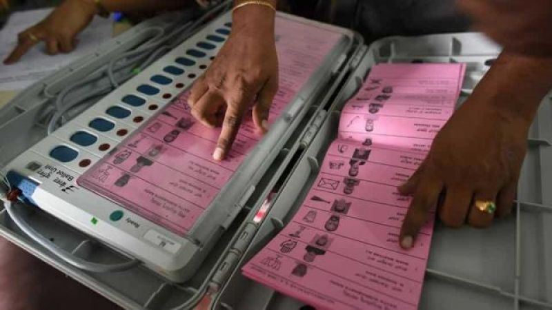 तेलंगाना चुनाव: ईवीएम में गुलाबी पर्ची देख भड़के कांग्रेसी, कहा इससे टीआरएस को मिलेगा अनुचित फायदा