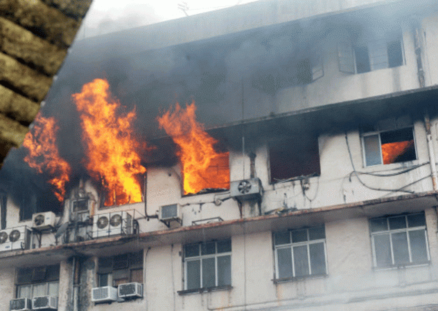 मुंबई : बहुमंजिला इमारत में लगी भीषण आग, दो व्यक्तियों की मौत