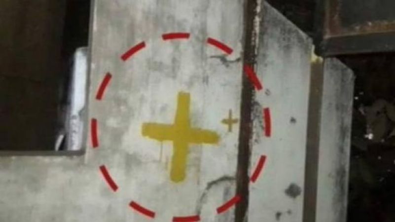 मुस्लिम घरों पर 'क्रॉस' के निशान से दहशत