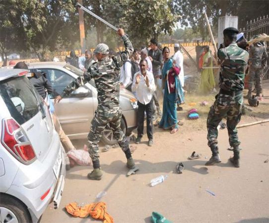 रांची में प्रदर्शन और काले झंडे दिखा रहे पारा शिक्षकों पर हुआ लाठीचार्ज