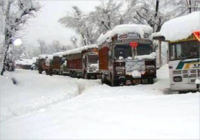 मौसम की पहली बर्फबारी से श्रीनगर लेह नेशनल हाईवे बंद