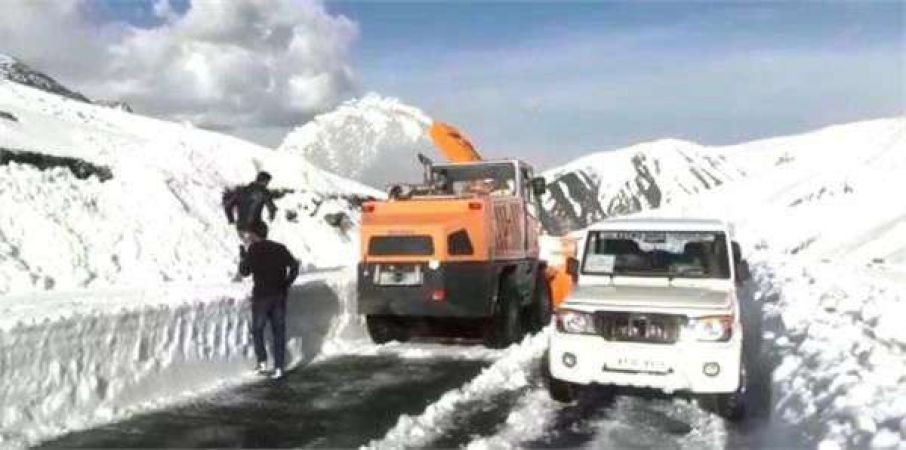 बर्फबारी के चलते जम्मू-कश्मीर में लेह, मुगल मार्ग रहा बंद