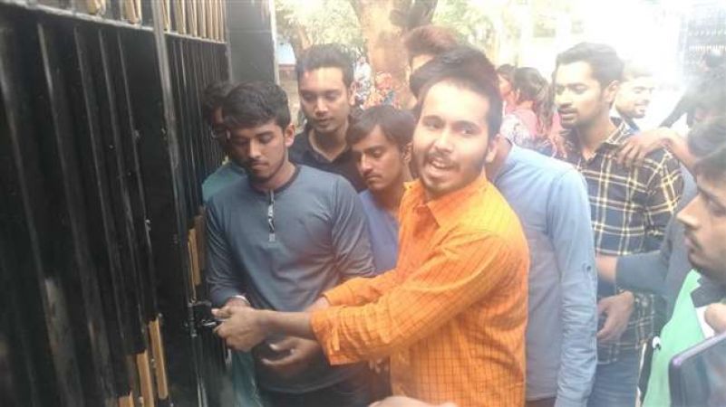 मुजफ्फरपुर में छात्र भड़के, कुलपति आवास पर जड़ा ताला