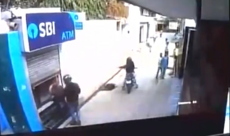 See the video Guard halts Robbery at SBI ATM in Delhi Despite Being Shot at