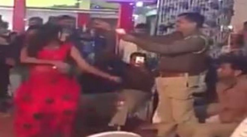 यूपी: पुलिसकर्मी ने बार डांसर पर उड़ाए पैसे, हुआ सस्पेंड