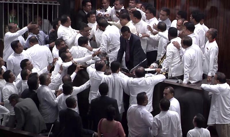 श्रीलंका:  संसद में हंगामा, सांसदों ने एक दूसरे पर फेंका मिर्ची पाउडर, बुलानी पड़ी पुलिस