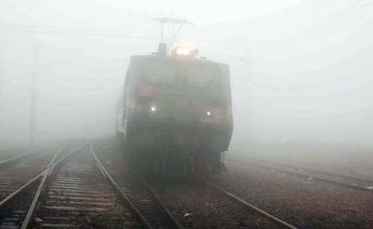 दिल्ली में बारिश की संभावना, कोहरे के कारण ट्रेनें प्रभावित