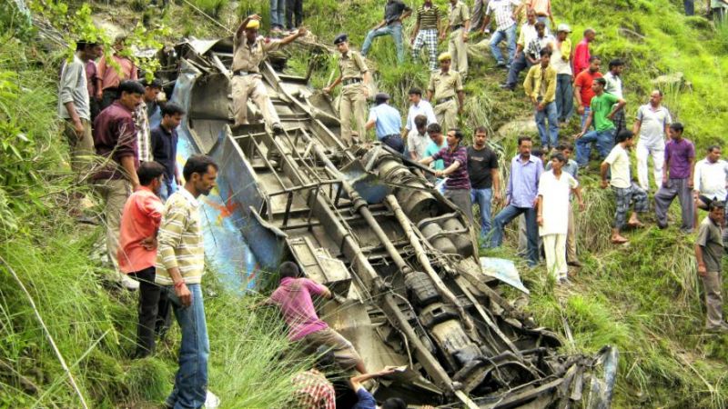 उत्तराखंड: सड़क हादसे के दौरान खाई में गिरी बस, 2 लोगों की मौत कई घायल