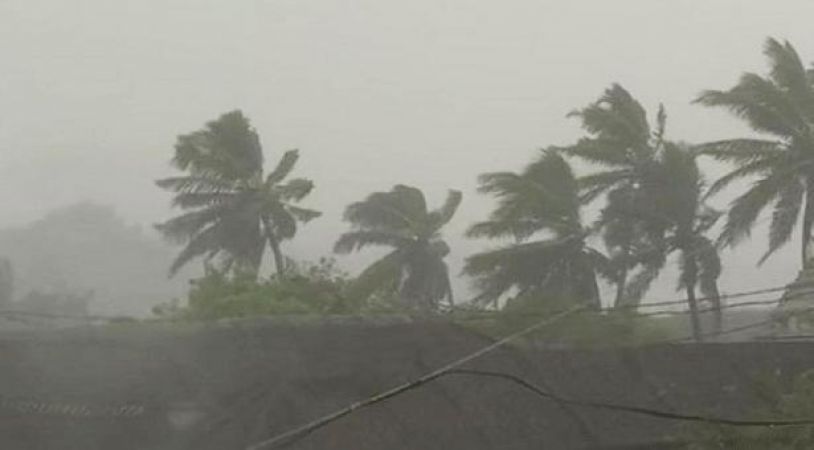 गाजा तूफान ने मचाई तबाही, तमिलनाडु से बढ़कर केरल की तरफ पहुंचा