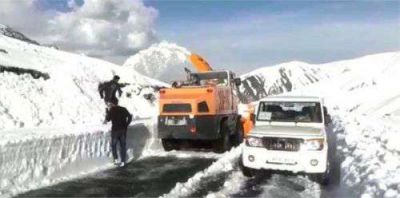 जम्मू में बर्फबारी के बाद यातायात के लिए एक तरफा खुला जम्मू-श्रीनगर हाइवे