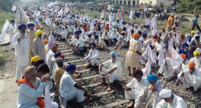 फिरोजपुर: रेलवे ट्रैक पर किसानों ने दिया धरना, 17 ट्रेनें हुई रद्द