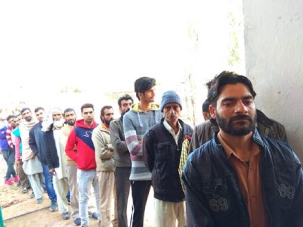 कश्मीर में पंचायत चुनाव के लिए दूसरे चरण का मतदान जारी