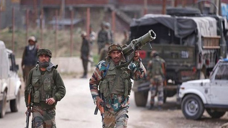 जम्मू कश्मीर: शोपियां में हुई मुठभेड़ में सुरक्षाबलों ने मार गिराए चार आतंकी, पैरा कमांडो शहीद
