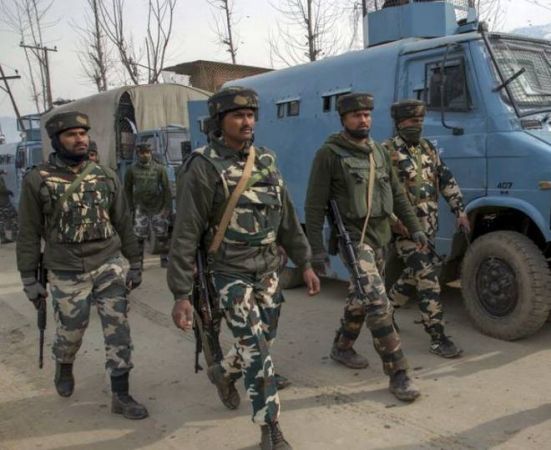 जम्मू कश्मीर के शोपियां में सुरक्षाबलों ने मार गिराए चार आतंकी, पैरा कमांडो शहीद