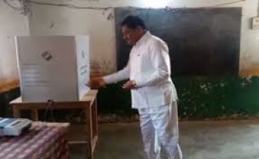 छत्तीसगढ़ चुनाव: मतदान से पहले बूथ की पूजा करना मंत्री को पड़ा महंगा, आयोग ने भेजा नोटिस