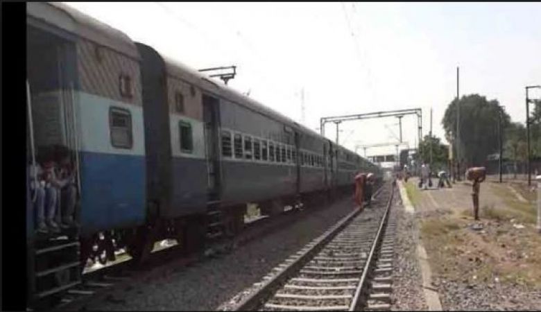 रेलवे हादसे में ट्रेन हुई बेपटरी, बंगाल में इंजन से अलग हुए 21 कोच