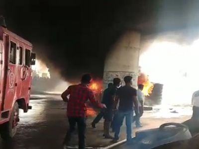 बिलासपुर के तिफरा इलाके में टायर के ढेर में लगी आग