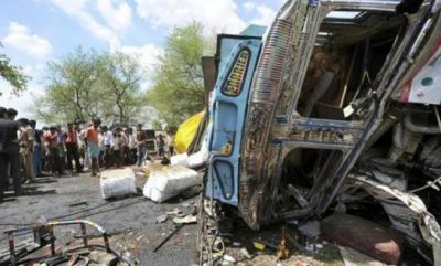 बिहार से दिल्ली जा रही बस ट्रक से टकराई, हादसे में 13 यात्री घायल