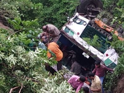 नेपाल में यात्रियों से भरी बस खाई में गिरी, 16 की मौत