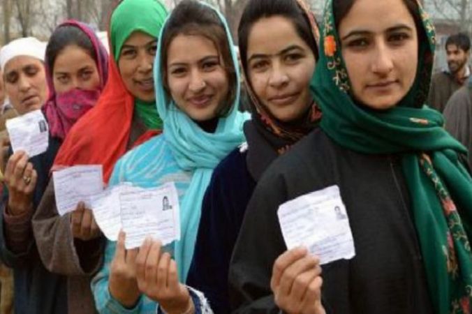 जम्मू कश्मीर पंचायत चुनाव: आतंकियों के खौफ के बाद भी बड़ी संख्या में वोट देने पहुँच रहे लोग