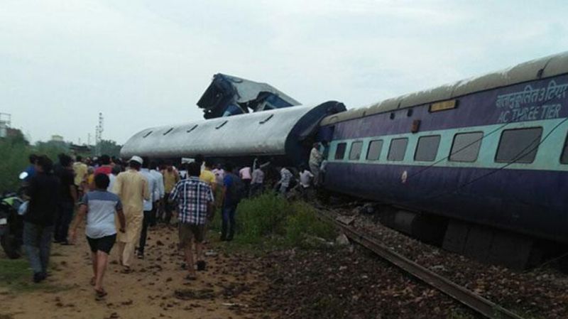 देश में बारह घंटे से भी कम समय में चार रेल दुर्घटनाएं