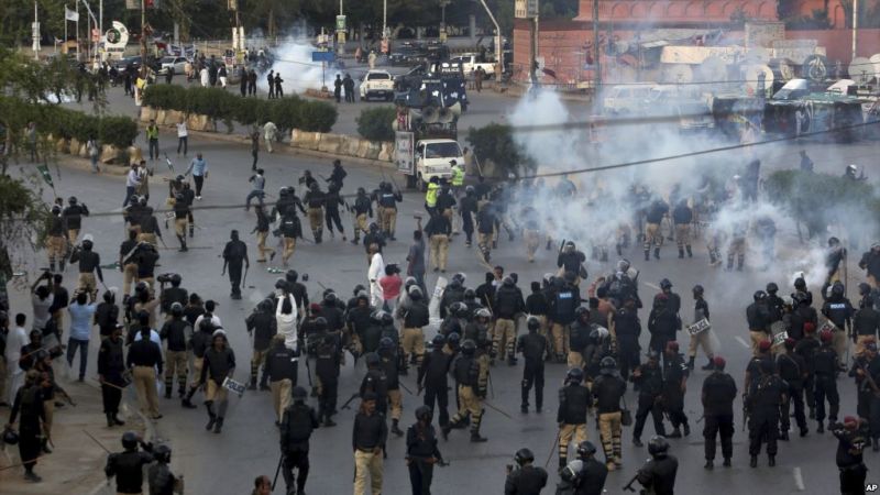 पाकिस्तान में प्रदर्शनकारियों पर पुलिस ने किया फायर