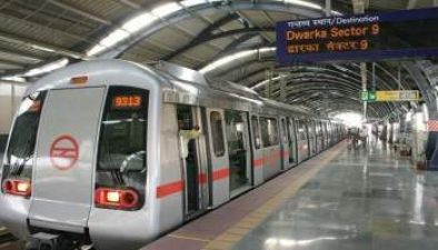 दिल्ली मेट्रो में हर दिन तीन लाख यात्री घटे रहे