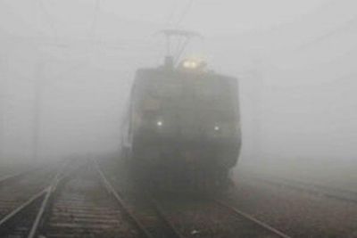दिल्ली में ठंड का असर शुरु, अदृश्यता बढ़ने से ट्रेनें लेट