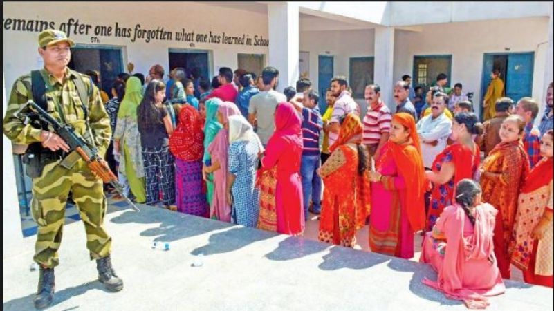 जम्मू कश्मीर में चौथे चरण का मतदान जारी