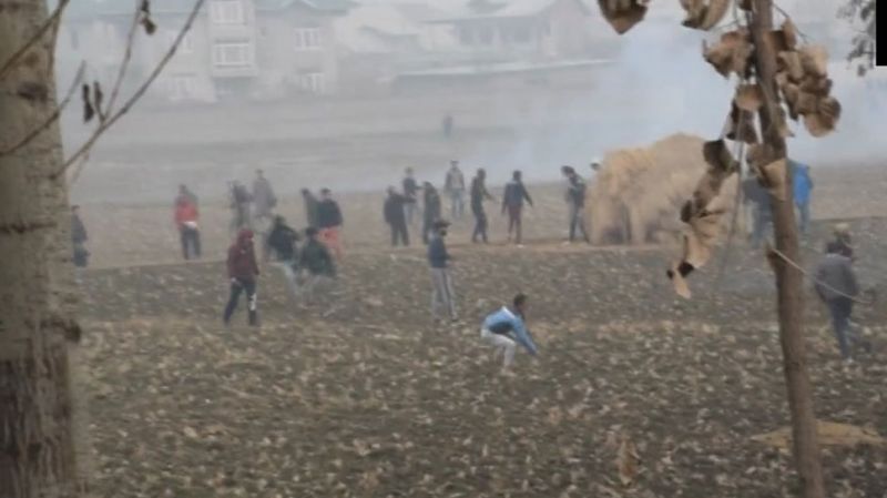 सुरक्षा बलों पर फेंके जा रहे पत्थर, नहीं बाज आ रहे कश्‍मीरी लोग