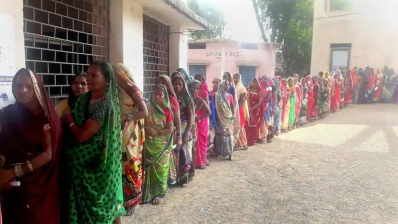 मध्यप्रदेश चुनाव: दोपहर तीन बजे तक राज्य में 50 प्रतिशत मतदान, तीन सीटों पर ख़त्म हुई वोटिंग