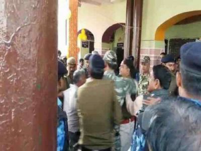 मध्यप्रदेश चुनाव: ईवीएम ख़राब होने की शिकायत की तो पुलिस ने दिखाई दबंगई, मतदाता को पीट-पीटकर बूथ से निकाला