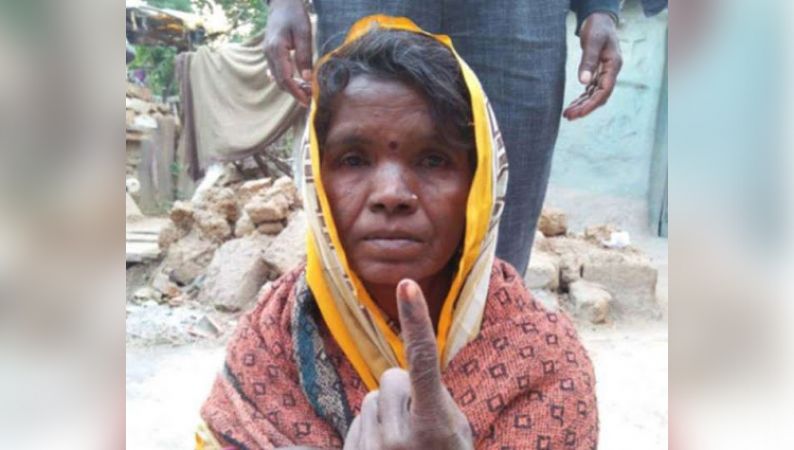 मध्यप्रदेश चुनाव: घर में रखी थी पति की लाश, फिर भी मतदान करने पहुंची महिला