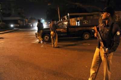 उत्तर प्रदेश में शराब के ठेके पर बदमाशों ने की पुलिस पर फायरिंग, एक हेड कांस्टेबल घायल