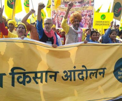 किसान मुक्ति मार्च के दौरान रामलीला मैदान पहुंचे हजारों किसान