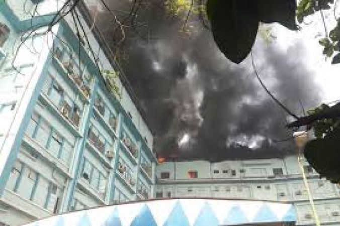 कोलकाता : अस्पताल में लगी भीषण आग, 10 फायर ब्रिगेड तैनात