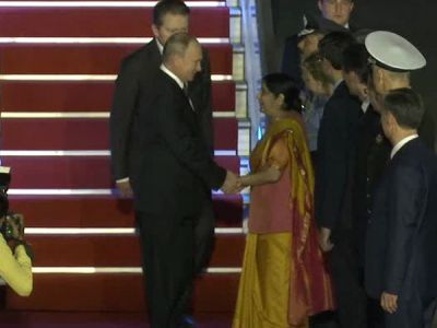रुसी राष्ट्रपति पुतिन भारत पहुंचे, सुषमा स्वराज ने किया स्वागत