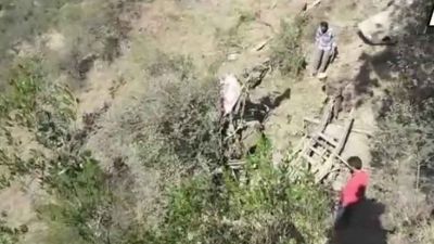 जम्मू-श्रीनगर : गहरी खाई में गिरी बस, 15 लोगों की मौत