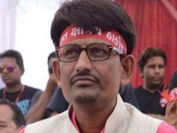 गुजरात हिंसा के लिए अल्पेश ठाकोर ने सोशल मीडिया को बताया दोषी