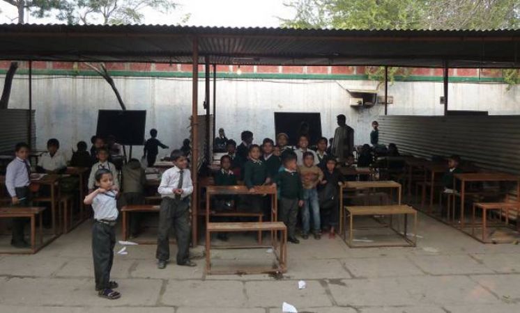 शिक्षक ने हिन्दू-मुस्लिम बच्चों को बैठाया अलग-अलग,  हुई कार्यवाही