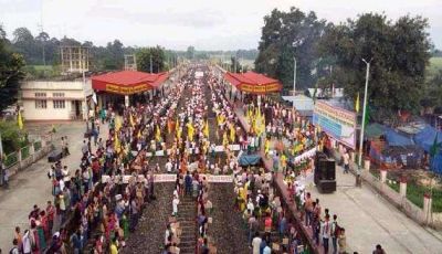 बोडोलैंड के मांग पर किया रेल रोको आंदोलन