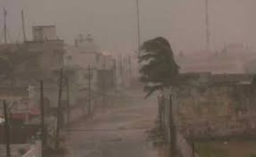 भारी बारिश और तेज हवाओं के साथ ओडिशा पहुंचा तूफ़ान 'तितली', 3 लाख लोगों को हटाया गया