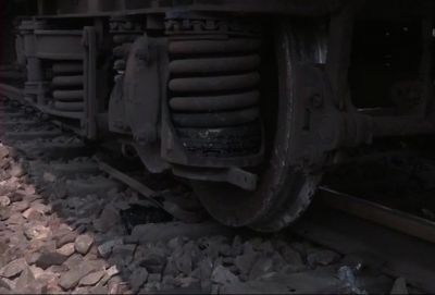 पटरी से उतरी काठगोदाम-हावड़ा एक्सप्रेस, मरम्मत में जुटा रेलवे प्रशासन