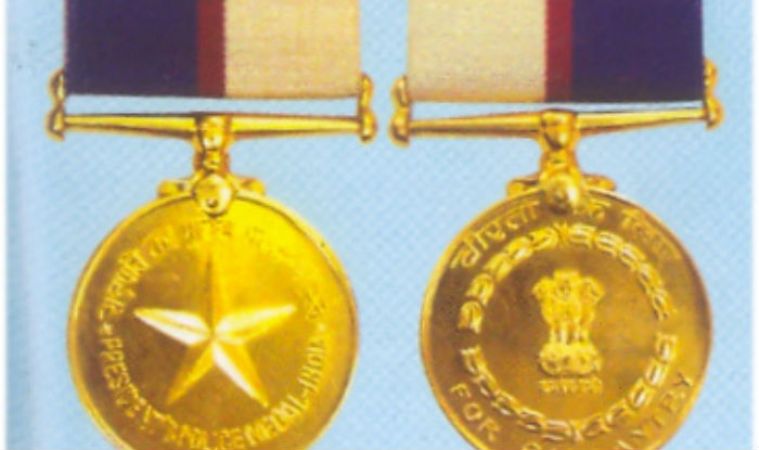 तीन पुलिस अधिकारियों से वापस लिए गए वीरता पदक