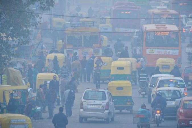 दिल्ली में वाहनों के धुएं से बढ़ रहा प्रदूषण, जलवायु हो रही दूषित