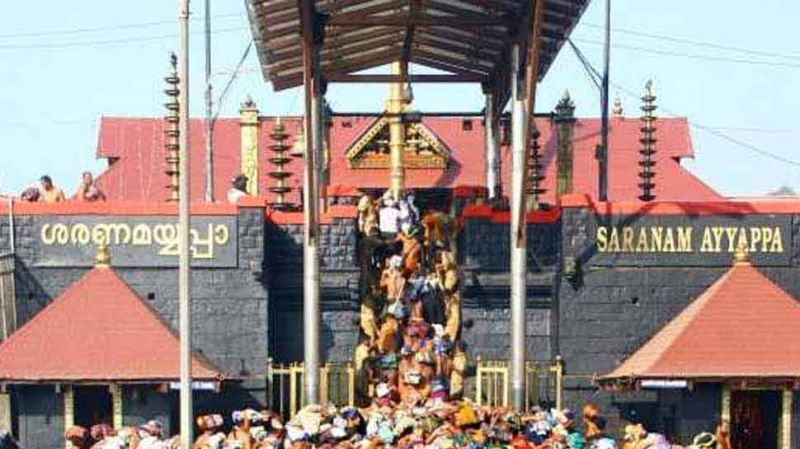 सबरीमाला मंदिर : मंदिर खुलने से पहले बढ़ने लगा तनाव, बसें रोकी, महिला यात्रियों को उतारा