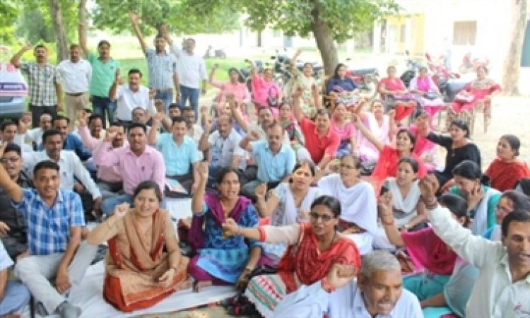 असम में प्राइमरी स्कूलों के शिक्षक हड़ताल पर
