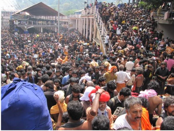 सबरीमाला विवाद: मंदिर के द्वार खुलते ही भड़की हिंसा, पुलिस ने किया लाठी चार्ज