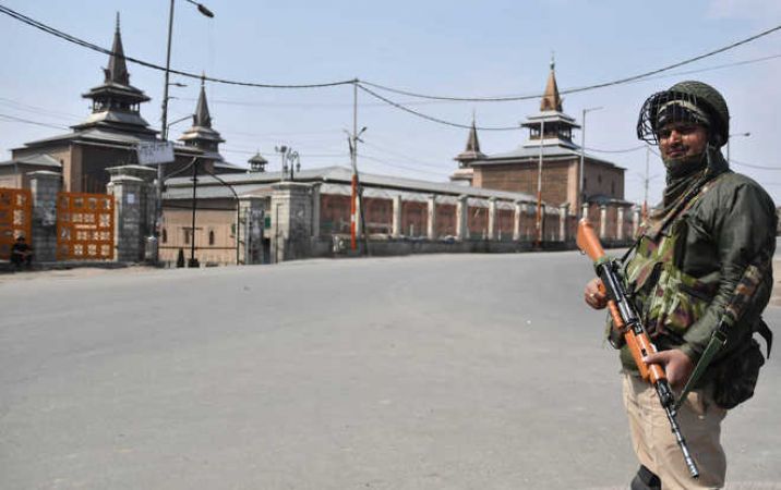 आतंकियों के मारे जाने पर श्रीनगर में तनाव, आज भी बंद रहेंगे स्कूल-कॉलेज
