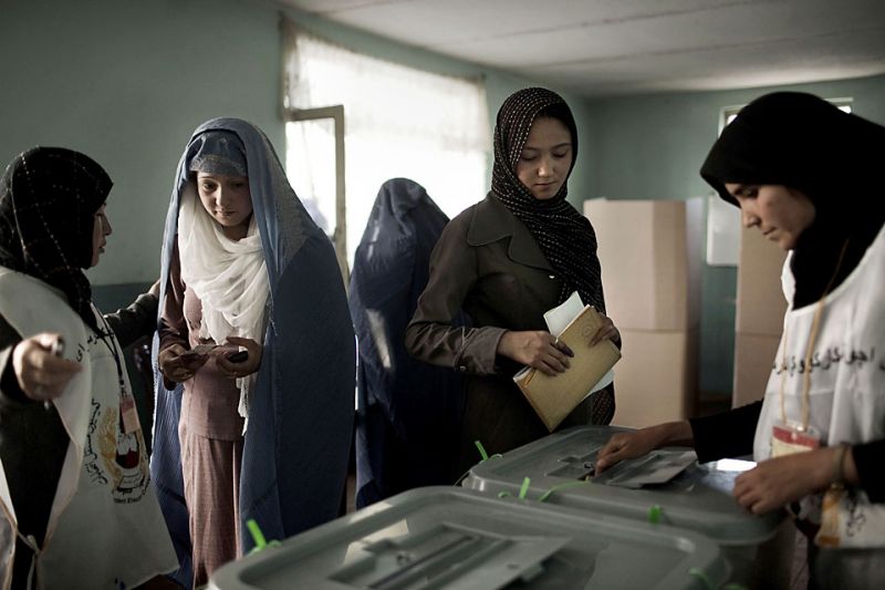 तालिबान की धमकियों और हिंसा के डर के बीच आज अफ़ग़ानिस्तान में हुआ मतदान
